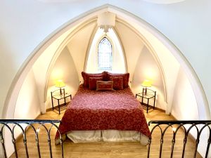 Bedroom in converted chapel in the Templar apartment